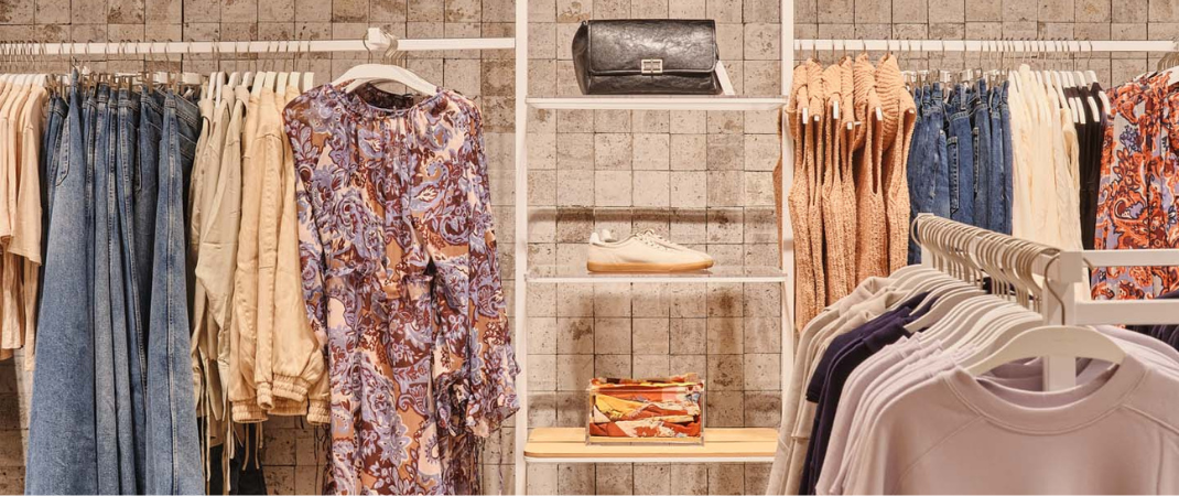 Mango transforma residuo textil posconsumo en mobiliario para sus tiendas
