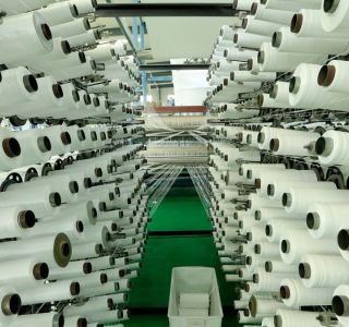 Mango lanza dos colecciones con fibras recicladas posconsumo